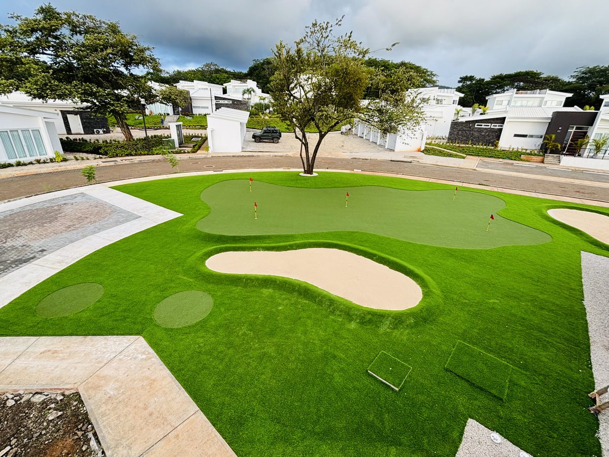 Green de golf sintético instalado por Decograma CR