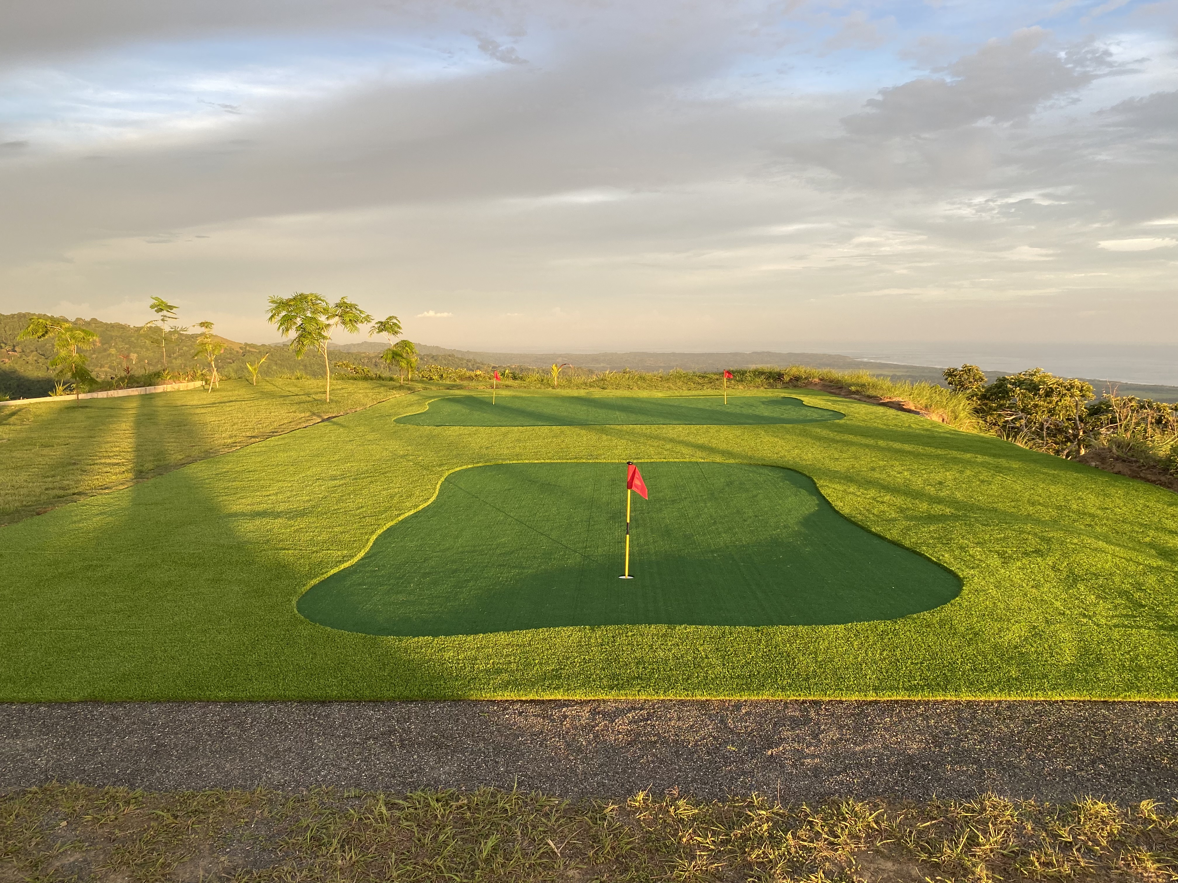Putting green sintético con vista panorámica al atardecer